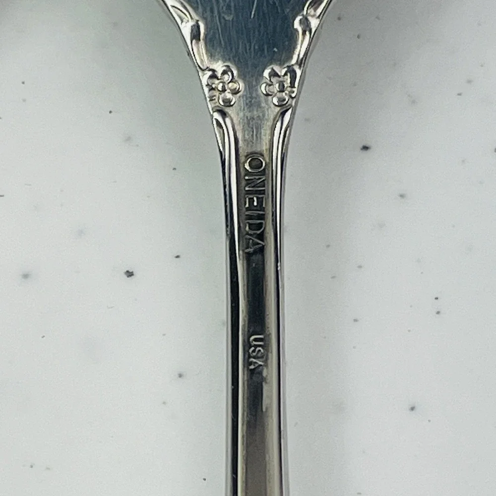 Oneida Dover Cube Set of 2 Oval Soup Spoons Heirloom Stainless Flatware